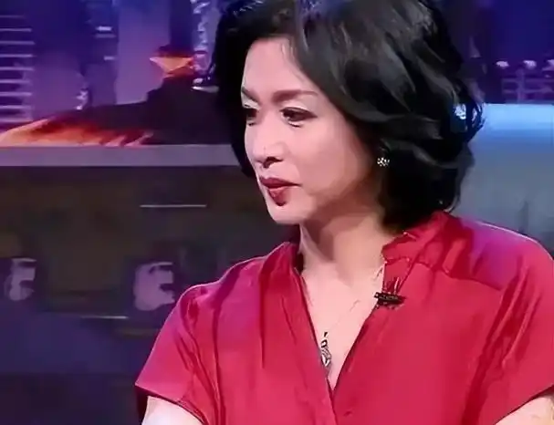 恭喜56岁金星宣布再婚发文时间暗藏玄机全身穿金戴银好贵气