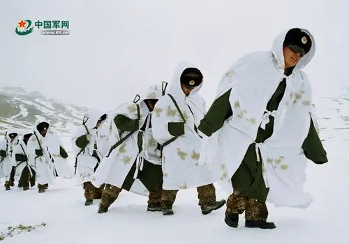 实拍解放军海拔最高神仙湾哨卡 耸入云端