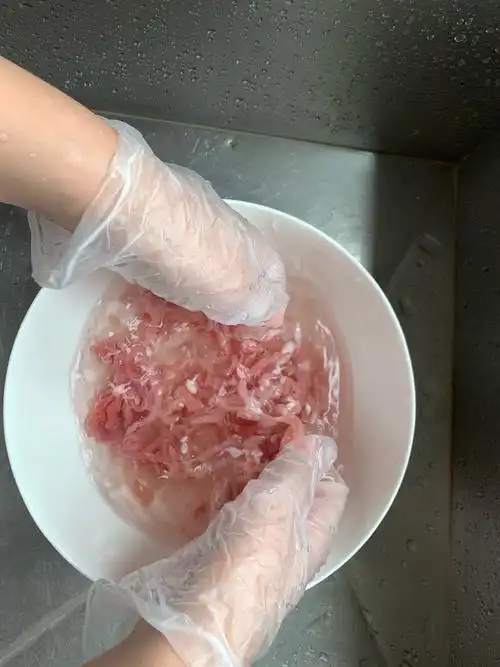 接下来洗肉,放在盆里洗.