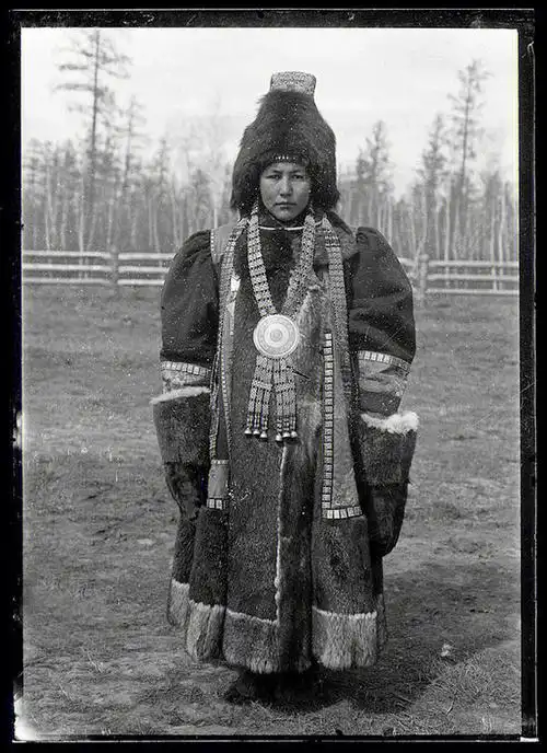 雅库特人分布在俄罗斯远东地区最初来源于蒙古高原中部和贝加尔湖一带