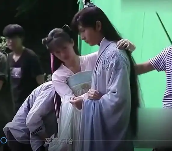 成毅片场抱不动袁冰妍,气的袁冰妍飚出东北腔,真逗