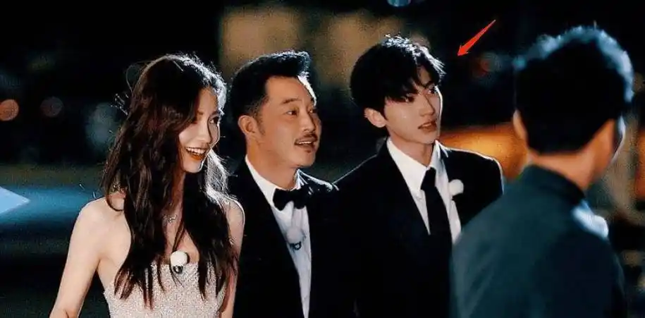 原创奔跑吧路透曝光蔡徐坤帮杨颖提裙子看到熟悉的身影心动了