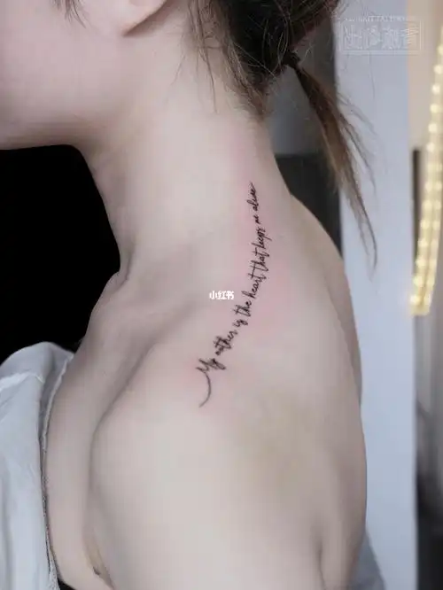 泫雅左肩后面上有一串英文纹身:my mother is the heart that keeps