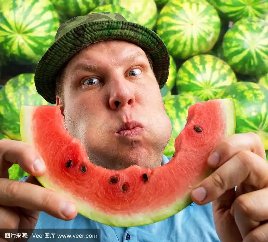 吃西瓜的奇葩男人