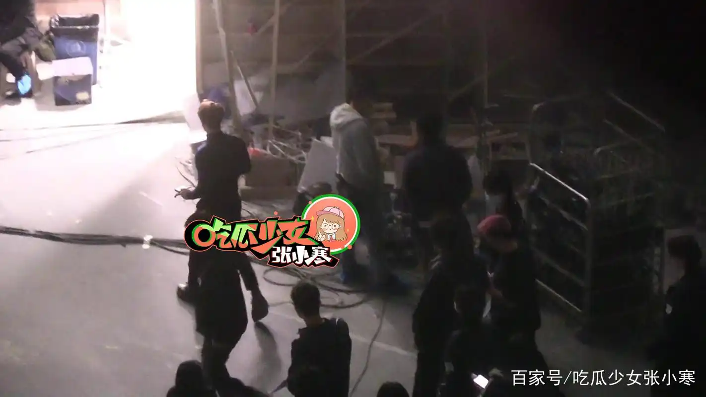 王嘉尔一身黑衣拍广告 背影挺拔超帅气