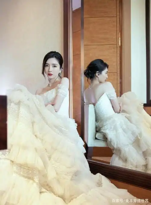 江疏影婚纱造型真美,抹胸大裙摆长裙,低扎丸子头像个待嫁的新娘