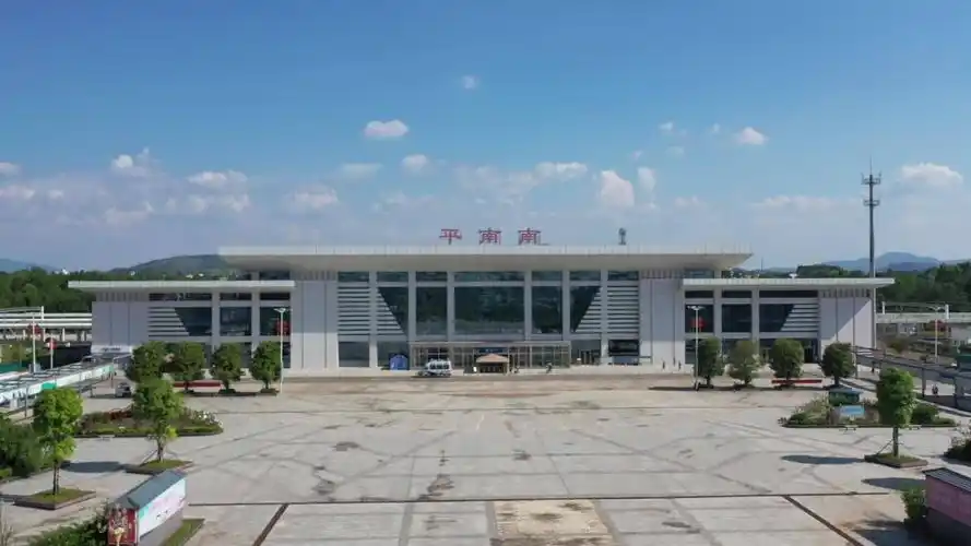 平南南站是南广线上的二等高铁站位于广西贵港市平南县镇隆镇,201年