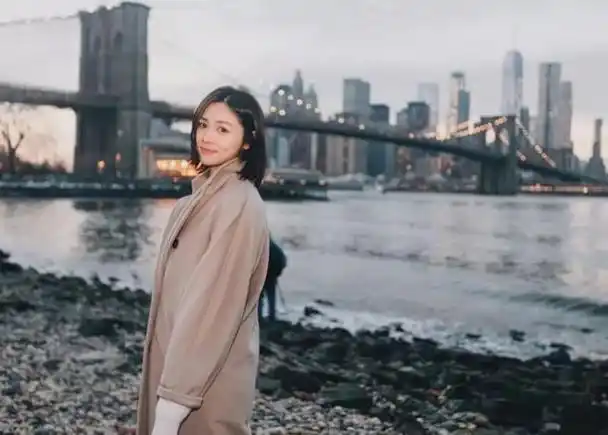 回顾"空中霸王花"伍倩玉:17岁学会开飞机,26岁成最年轻女机长