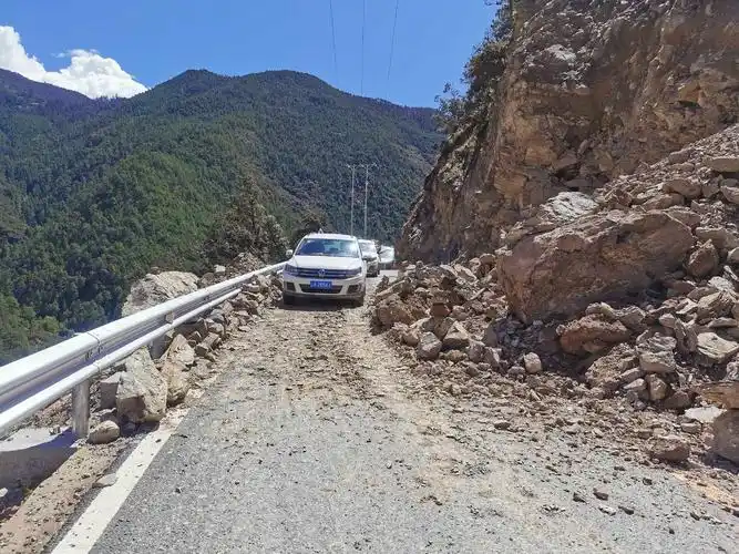 艰辛的崎岖山路