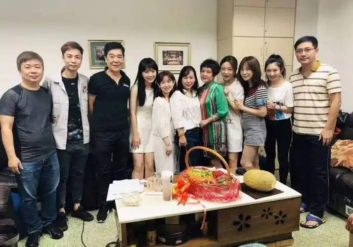 她是今日关注主持李静雯的闺蜜好友,广东知名女主持人毛琳_黄俊淇