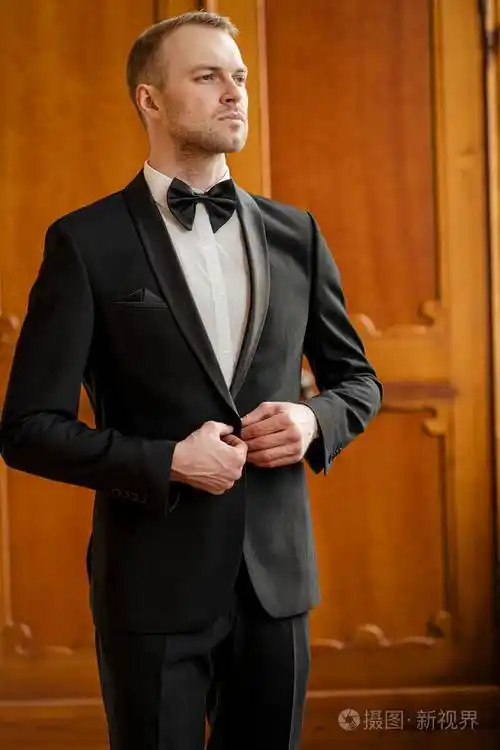 西装革履帅哥画像