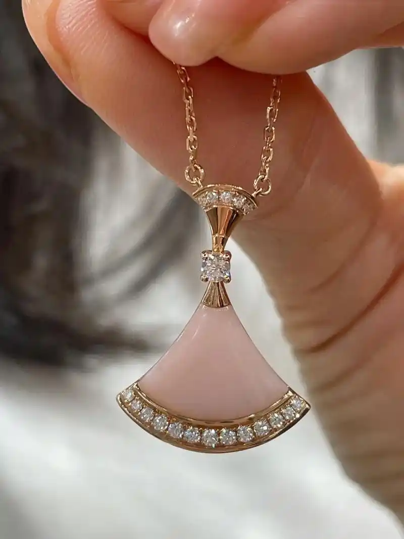 宝格丽粉贝母钻石项链.