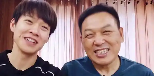 明明只是探个班却被导演拉去客串惊鸿一现人气不输子女