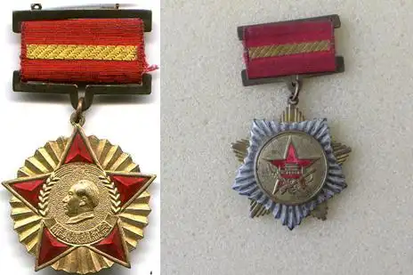 中间的是解放奖章,授予在解放战争时期参加中国人民解放军两年以上,或