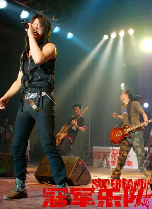 图文:华中赛区决赛 困兽乐队现场主唱激情表演
