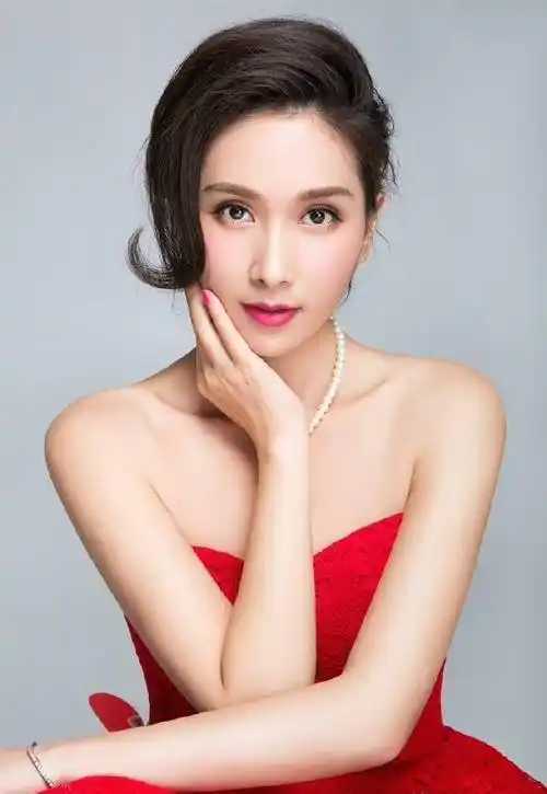 买通一些狗仔跟踪周正毅,寻找杨恭如.