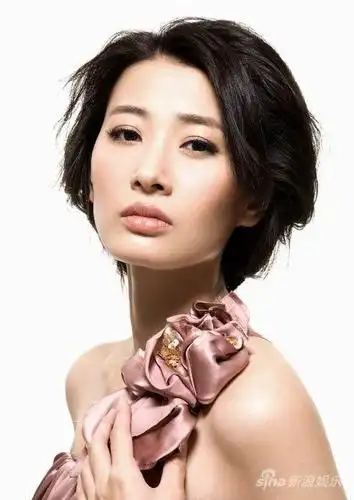 组图:吕夏写真冷艳高贵 秀香肩尽显娇羞一面