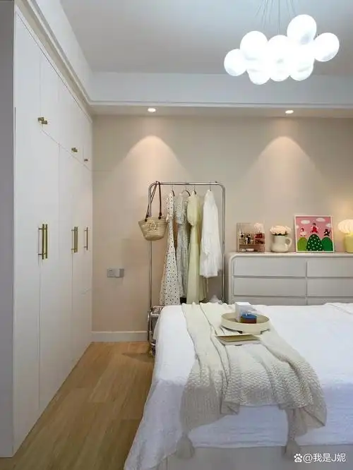 屁点大的卧室这样布置绝了!温馨又实用