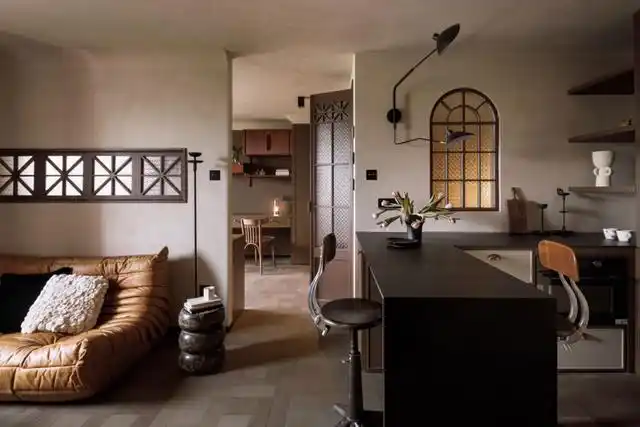 在极简风,原木风流行的当下,装修选择复古风定位新家,算是非常少见了.