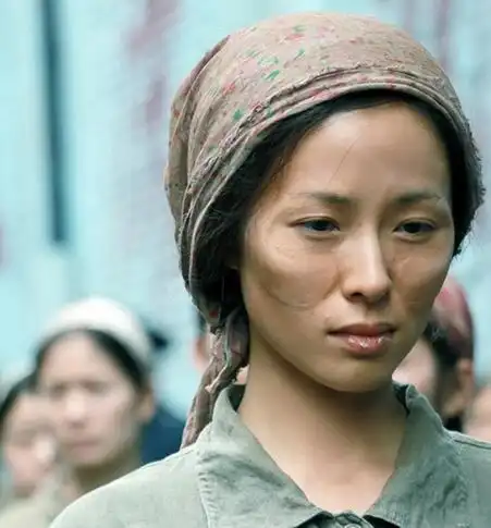 【图】消失的凶手江一燕剧照惊艳亮相 颠覆形象演"暴瘦"越狱女囚