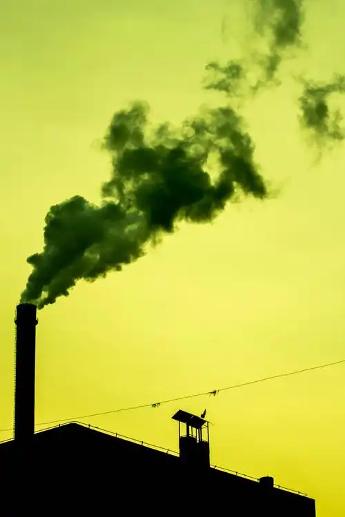 住宅区旁边的蒸汽烟囱