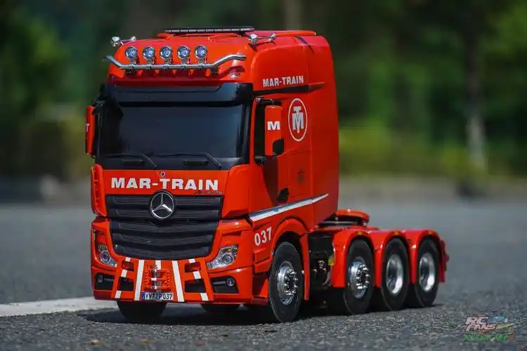 rcfans|遥控迷>社区>>遥控车技术区>>货柜车,拖车>>奔驰拖头又来了