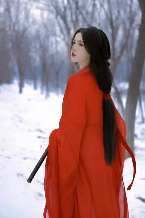 哈妮克孜古装氛围感##哈妮克孜雪中红衣造型