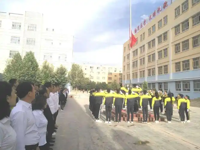 伽师县第一中学2019届"感恩母校,冲刺高考,报效祖国"高三年级主题升旗