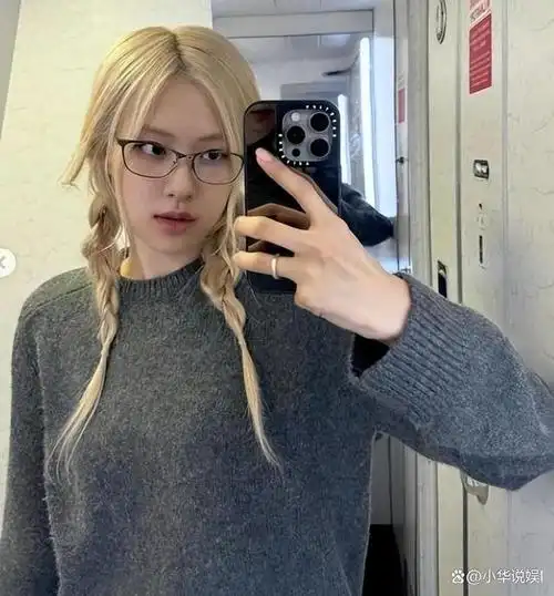 朴彩英晒对镜自拍美照 戴眼镜扎麻花辫萌态十足!