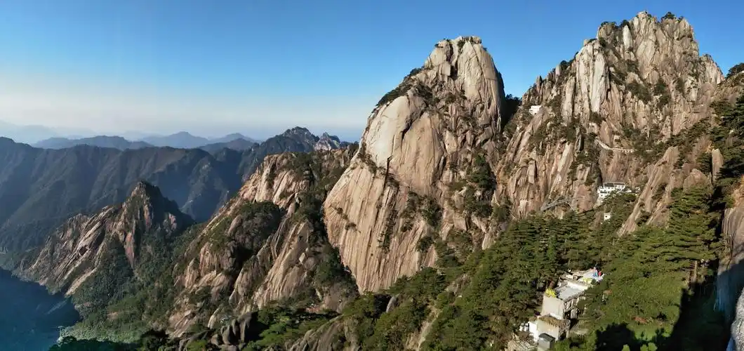 巍峨雄壮的山峰.