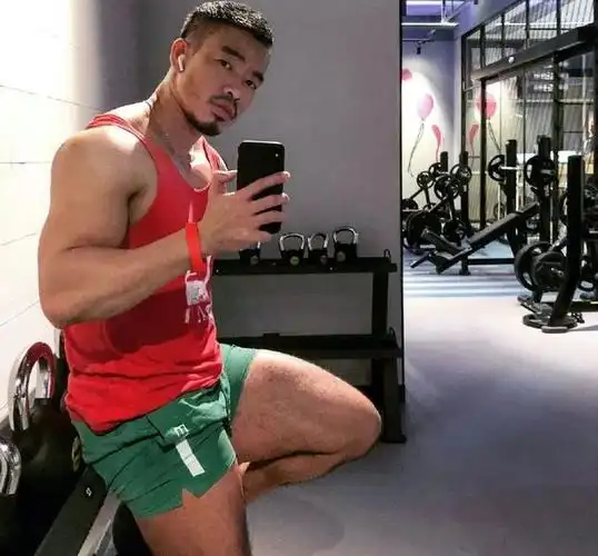 这位打乳钉的北京肌肉大叔太野了堪称行走的荷尔蒙