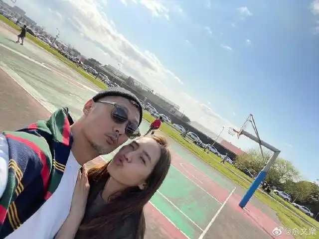 组图:余文乐陪儿子坐旋转木马 与妻子在球场大方玩亲亲好甜蜜