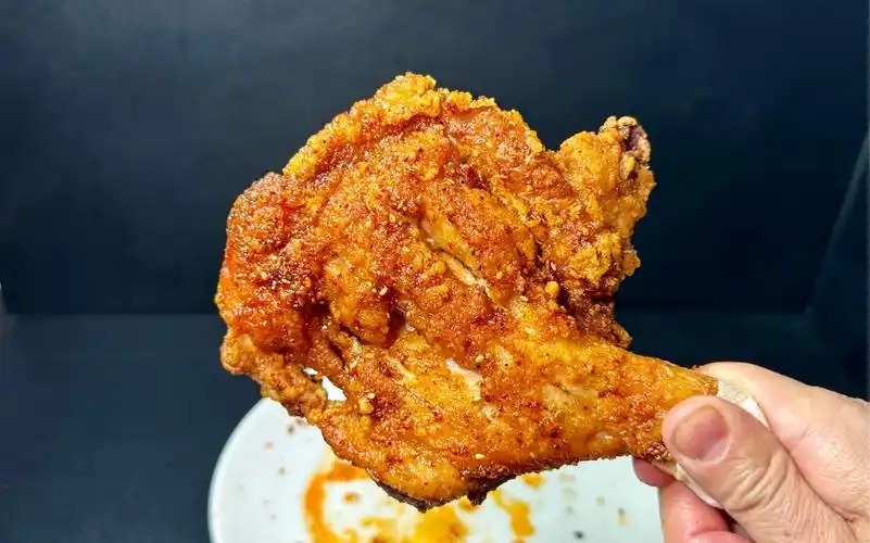 小吃店的招牌菜脆皮香辣炸鸡腿,外皮酥脆鲜嫩多汁也太好吃了