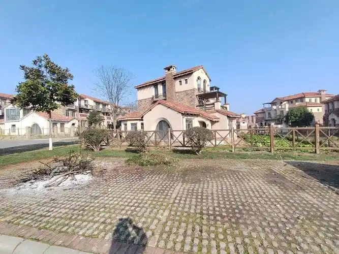 红莲湖高尔夫国际社区(别墅)5室2厅3卫250㎡南北150万