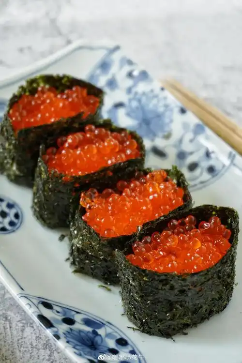 鲜香融合的滋味鲑鱼鱼籽寿司