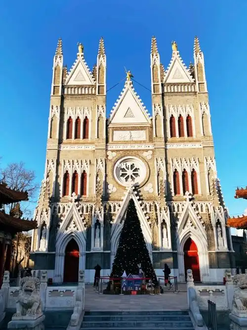 99西什库教堂,本名救世主教堂;俗称北堂,是一座天主教堂;是北京最大