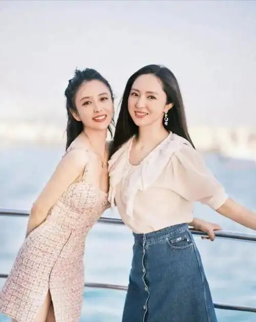 佟丽娅与董璇罕见同框颜值上都很养眼一个清纯一个美艳