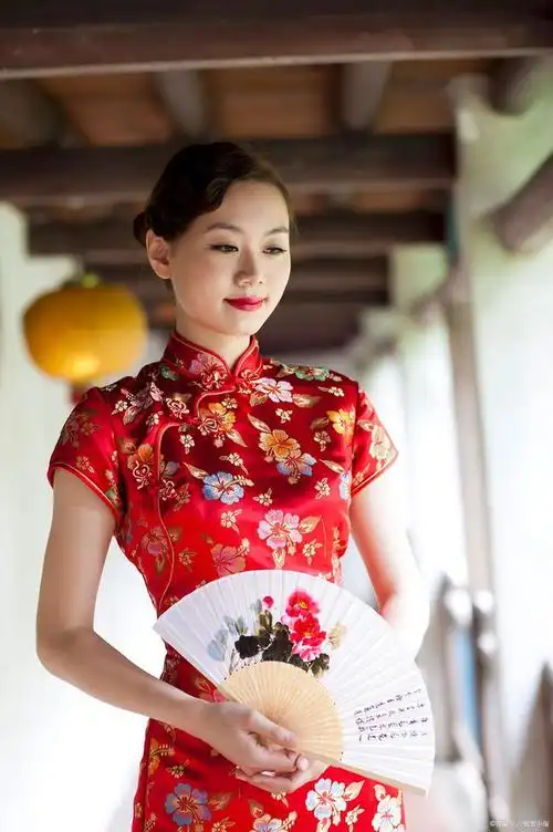 村里那个穿旗袍的女人