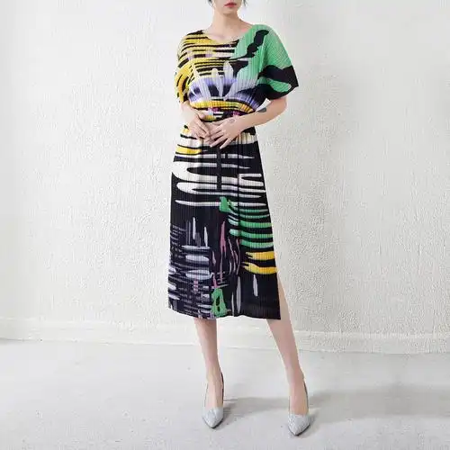 2024年夏季新款褶皱开衩连衣裙印花显瘦抽绳高级感气质三宅连衣裙