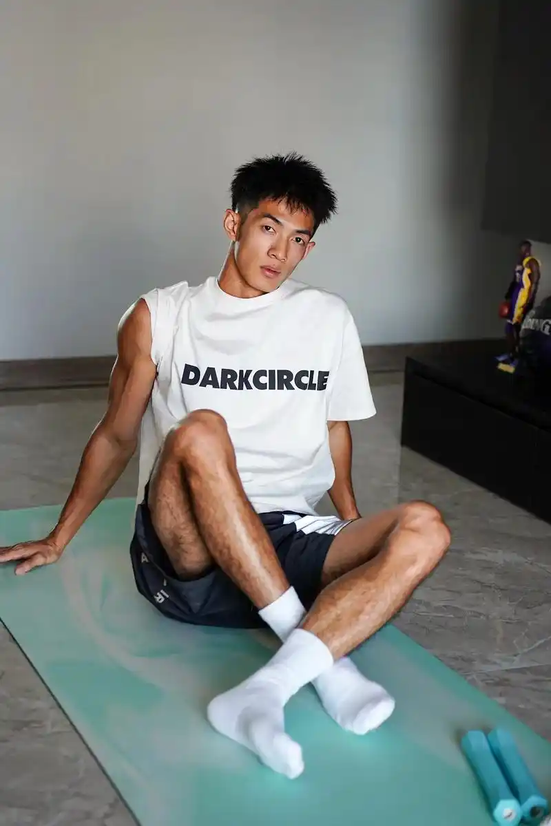 居家瑜伽00.#185 #黑皮体育生 #体育生 #腿长一米八 - 抖音