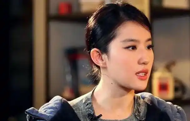 专宠刘亦菲20余年,让杨采钰手握一线资源,陈金飞到底有多豪气?