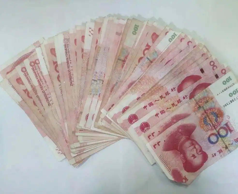 女子乘坐公交把装有一万块钱的手提包遗落,好心乘客帮其一