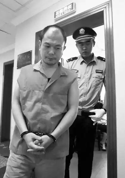 宣判后,张猛被带出法庭,表情平静.(摄/法制晚报记者曹博远)