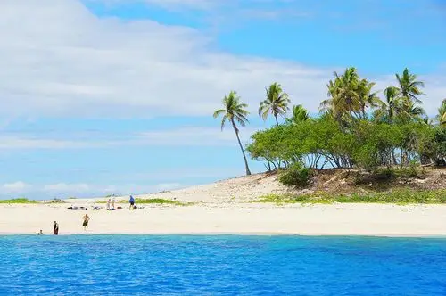 曾是电影《castaway》的拍摄地,绿色的海岛,白色的沙滩,多色的海水