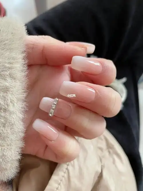 乳白色渐变美甲