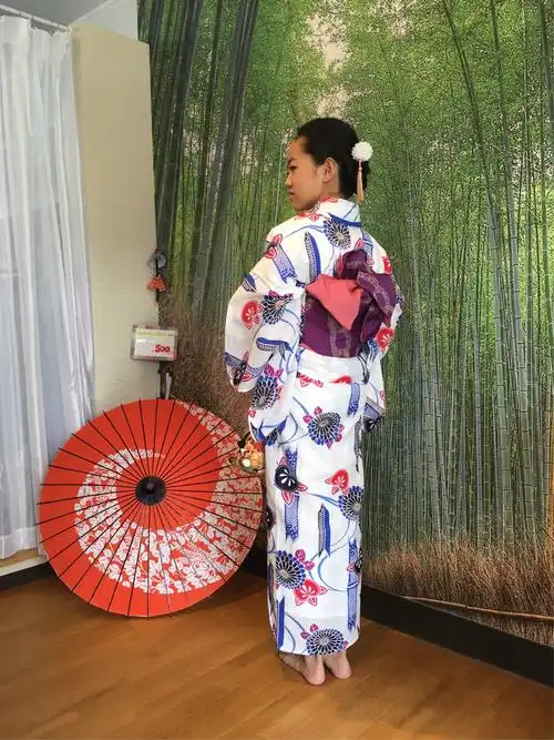 穿上和服,做好发型,穿上木屐,在店里就来一张美美的和服照