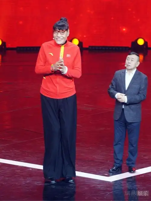 潘长江与郑海霞同台最萌身高差