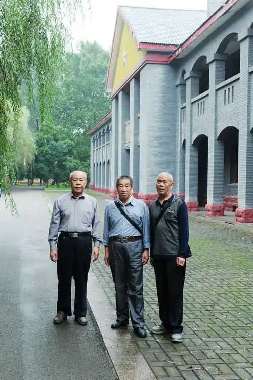 五十年后返军营 写美篇秋雨绵绵,情思眷眷,今天87410部队的一群老兵