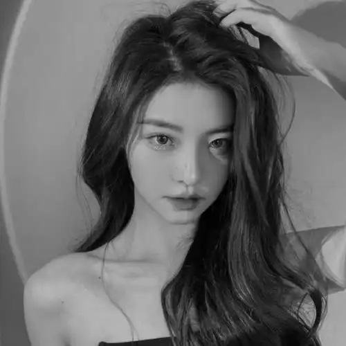 高冷范黑白女生头像