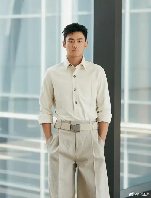 宁泽涛晒打高尔夫球照新的体验享受高尔夫继续向前吧